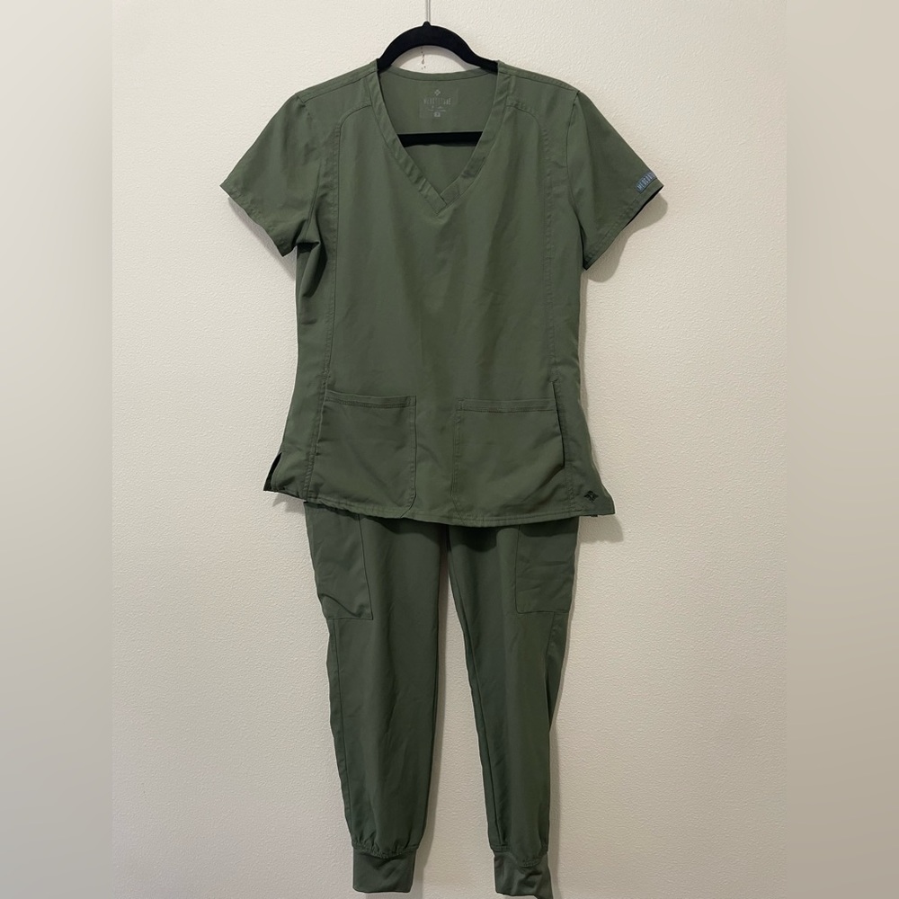 Med couture insight scrub set olive size small scrub top and scrub joggers EUC